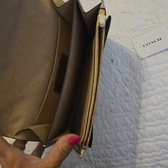 Coach Cream Shoulder Bag with Gold Chain - Picture 7 of 7